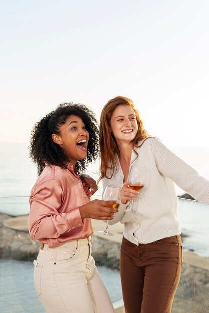 amigos-a-divertir-se-na-reuniao_23-2149215787